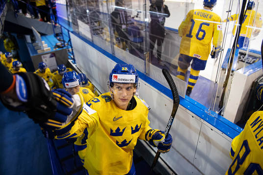 Oskar Lindblom of Sweden fist bumps with a fan