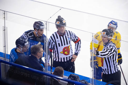 The referees talks to head coach Jukka Jalonen of Finland