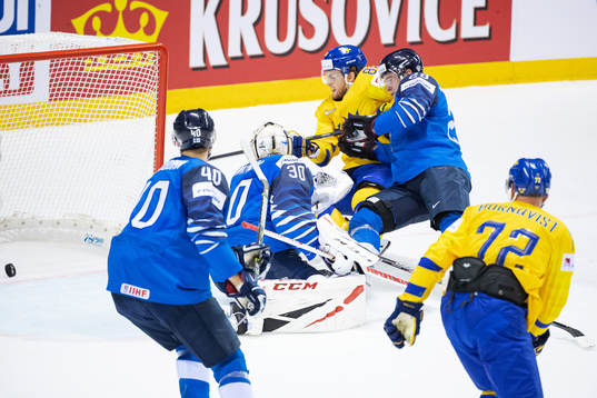 William Nylander watch the puck from Patric Hörnqvist of