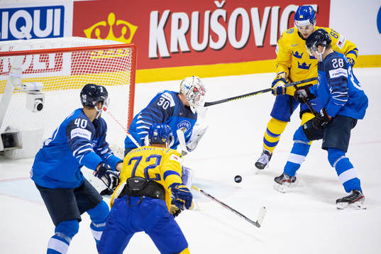 Patric Hörnqvist of Sweden scores 1-2