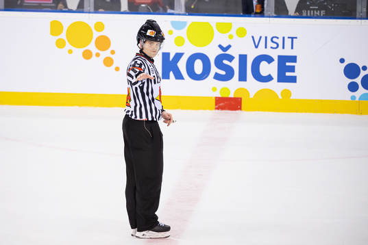 The referee confirms the 3-4 goal by Erik Gustafsson of