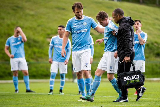 Råås Simon Jönsson och tränare Solo Hammar hjälper