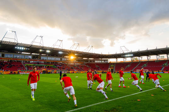 The players of Norway warm up