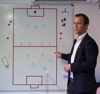IFK Hässleholms tränare Jonas Jönsson vid taktiktavlan i