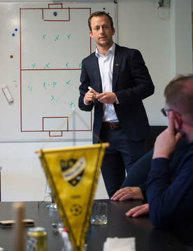 IFK Hässleholms tränare Jonas Jönsson vid taktiktavlan i