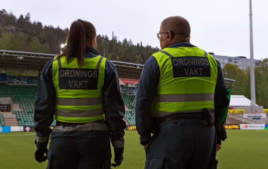 Ordningsvakter blicakr ut innan fotbollsmatchen i