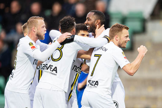 s Tarik Elyounoussi jublar med Daniel Sundgren, Bilal