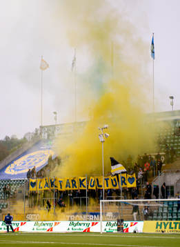 Sundsvalls supportrar anordnar ett tifo med gul rök