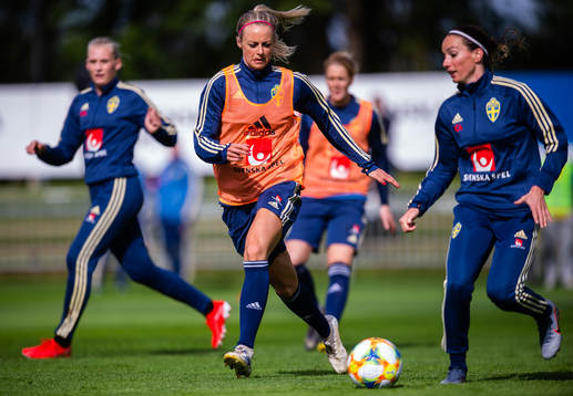 Amanda Ilestedt and Kosovare Asllani of the Swedish women