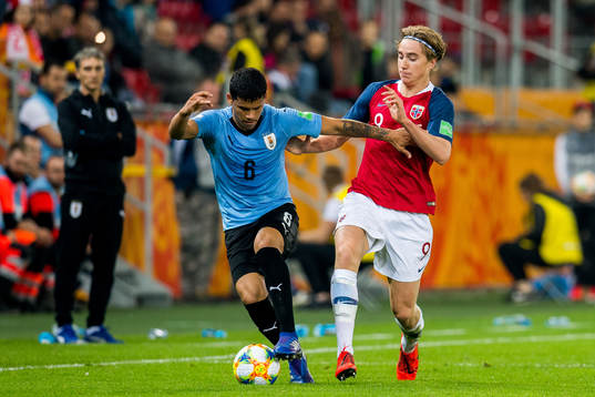 Maximiliano Araújo of Uruguay and Kristian Thorstvedt of