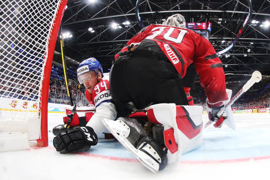 Radek Faksa of Czech Republic and goaltender Matt Murray of