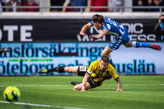 IFK Göteborgs Lasse Vibe och Häckens Joona Toivio