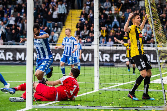 Häckens Alexander Jeremejeff jublar