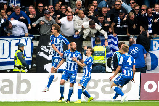 IFK Göteborgs Robin Söder jublar med August Erlingmark,