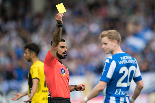 Domare Mohammed Al-Hakim ger gult kort till IFK Göteborgs