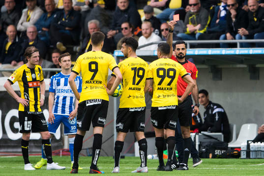 Domare Mohammed Al-Hakim ger rött kort till Häckens Ahmed