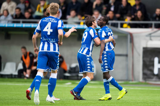 IFK Göteborgs Lasse Vibe motar bort Alhassan Yusuf