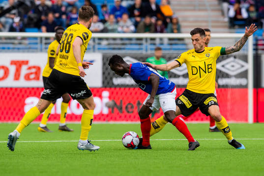 Mohammed Abu of Vålerenga and Daniel Alexander Pedersen of
