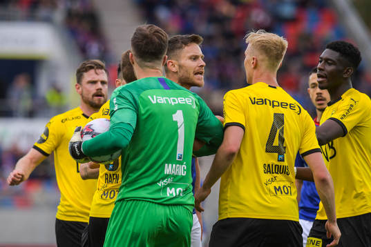 Matthías Vilhjálmsson of Vålerenga fights Tobias