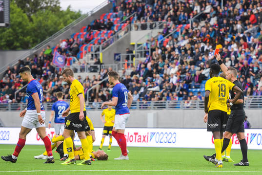 Fitim Azemi of Vålerenga receives a red card from Svein