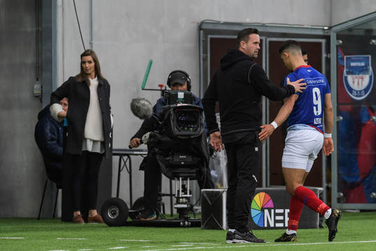 Fitim Azemi of Vålerenga leaves the pitch