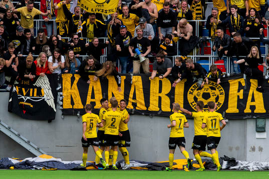The players of Lillestrøm celebrate the 0-3 goal