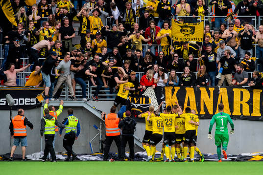 The players of Lillestrøm celebrate the 0-3 goal