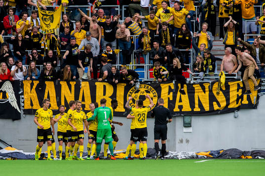 The players of Lillestrøm celebrate the 0-3 goal