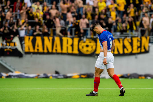 Fitim Azemi of Vålerenga leaves the pitch