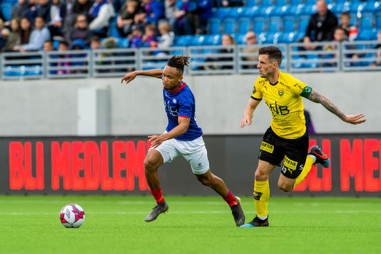Chidera Ejuke of Vålerenga and Daniel Alexander Pedersen