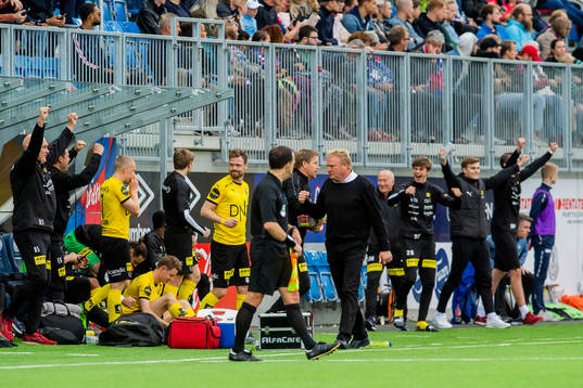 Jørgen Lennartsson, head coach of Lillestrøm, celebrates