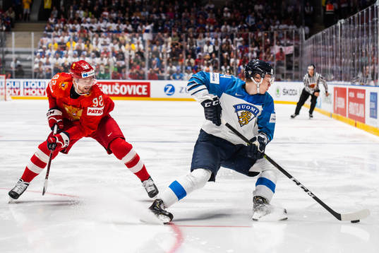 Yevgeny Kuznetsov of Russia and Kaapo Kakko of Finland