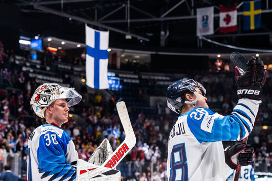 Goaltender Kevin Lankinen and Henri Jokiharju of Finland
