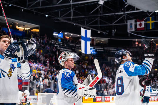 Goaltender Kevin Lankinen and Henri Jokiharju of Finland