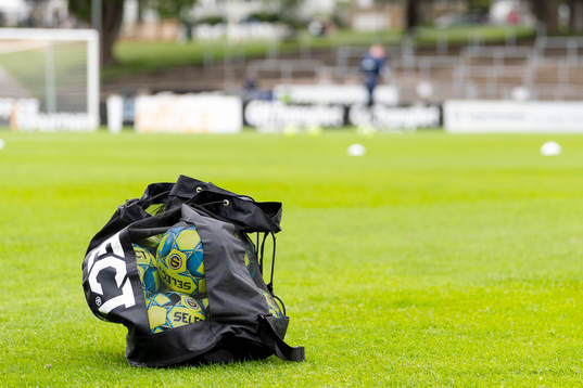 En kasse med bollar före fotbollsmatchen i Superettan