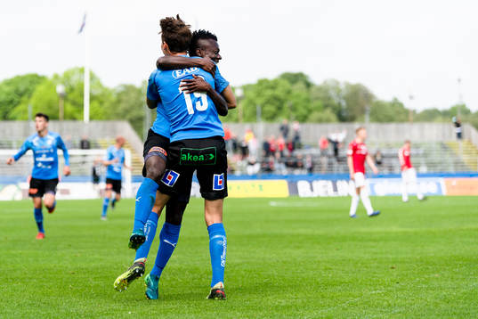 Halmstads Rasmus Wiedsheim-Paul jublar med Thomas Boakye