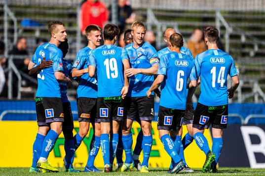Halmstads Erik Ahlstrand jublar med lagkamrater