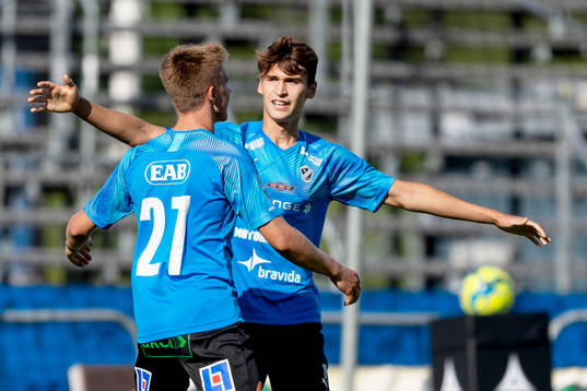 Halmstads Erik Ahlstrand och Rasmus Wiedsheim-Paul jublar