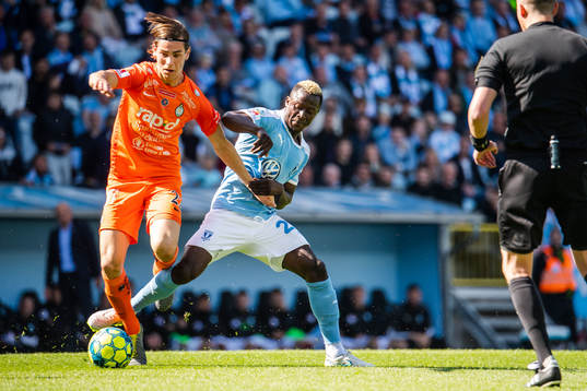 AFC Eskilstunas Adi Nalic och Malmö FFs Bonke Innocent