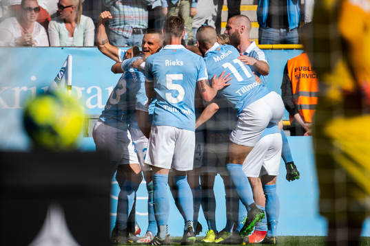 Malmö FFs Eric Larsson jublar med lagkamrater