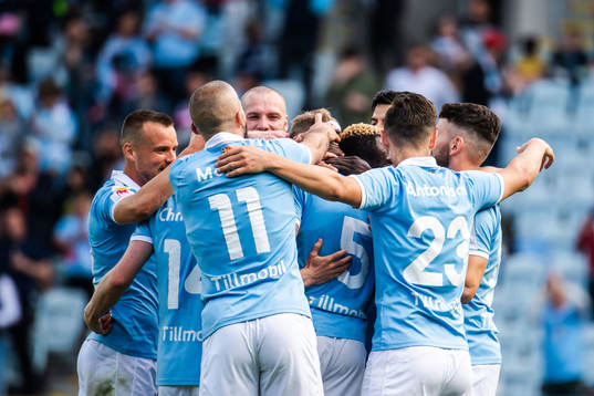 Malmö FFs Sören Rieks jublar med lagkamrater