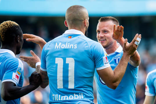 Malmö FFs Guillermo Molins kramas om av Eric Larsson