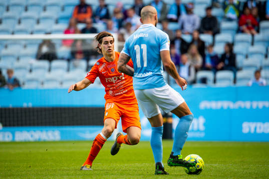 AFC Eskilstunas Adi Nalic bevakar Malmö FFs Guillermo