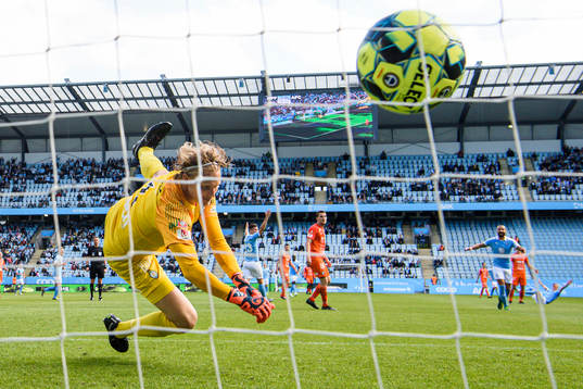 AFC Eskilstunas målvakt Ole Söderberg ser 4-0 från