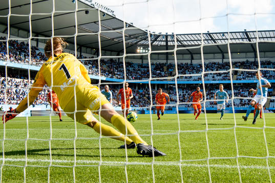 Malmö FFs Marcus Antonsson missar en straff mot AFC