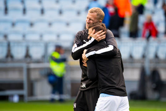 Malmö FFs sjukgymnast Alexander Nilsson kramar om Arnór