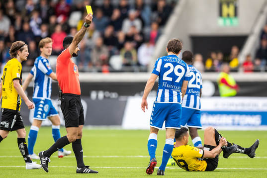 IFK Göteborgs Lasse Vibe tilldelas en varning av domare