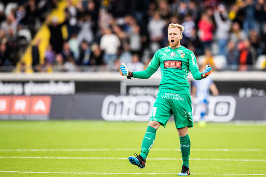 Häckens målvakt Peter Abrahamsson jublar