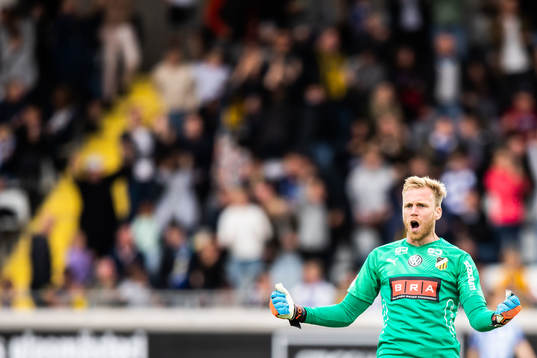 Häckens målvakt Peter Abrahamsson jublar