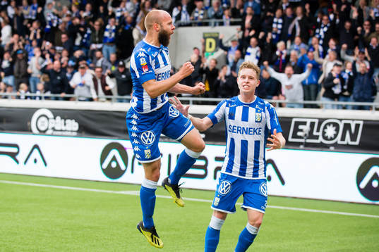 IFK Göteborgs Robin Söder jublar med Victor Wernersson